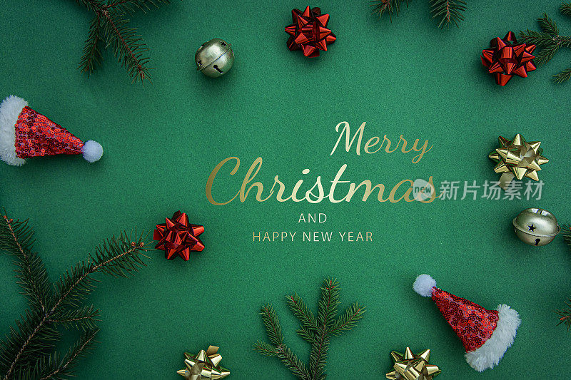 文字Happy Merry Christmas and New year/圣诞作文。绿色背景的节日装饰。平铺，俯视图，复制空间